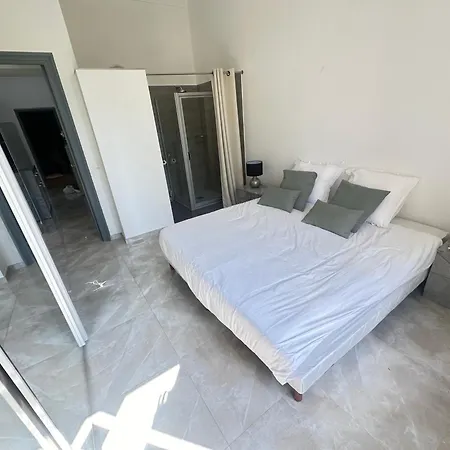 Stunning 3 Bedrooms, Garden, Jacuzzi, Monaco Apartmán *